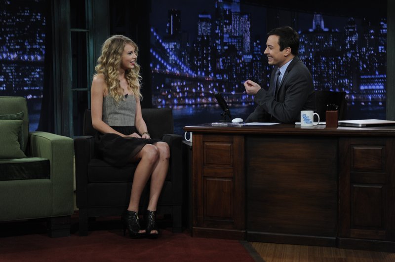 Taylor Swift — Late Night with Jimmy Fallon - November 2 — photo 3