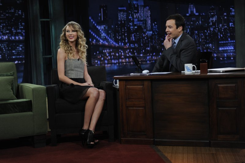 Taylor Swift — Late Night with Jimmy Fallon - November 2 — photo 4