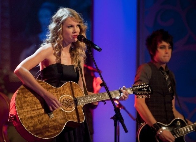 Taylor Swift at The Paul O'Grady Show - November — photo 4