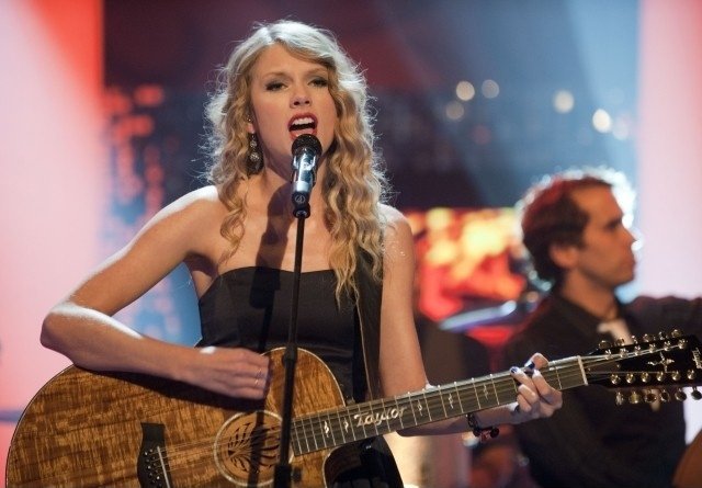 Taylor Swift at The Paul O'Grady Show - November — photo 6