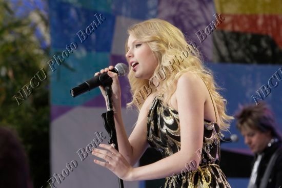 Taylor Swift — The Tonight Show With JayLeno (April 2009) — photo 1