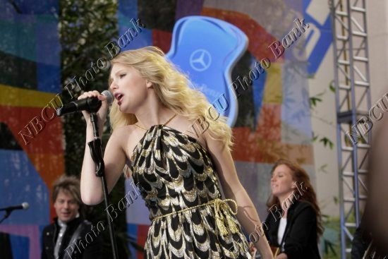 Taylor Swift — The Tonight Show With JayLeno (April 2009) — photo 2