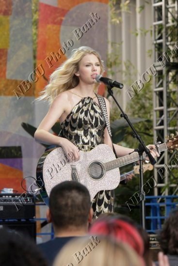 Taylor Swift — The Tonight Show With JayLeno (April 2009) — photo 4