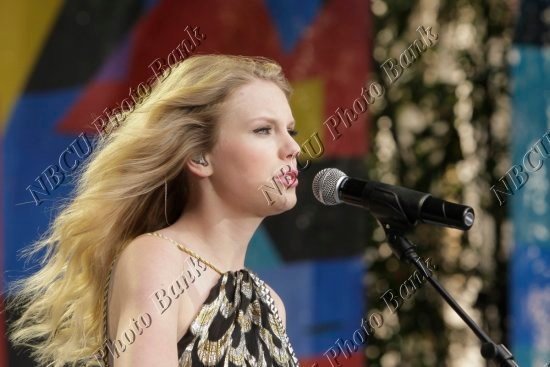 Taylor Swift — The Tonight Show With JayLeno (April 2009) — photo 5