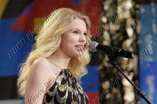 Taylor Swift — The Tonight Show With JayLeno (April 2009) — photo 6