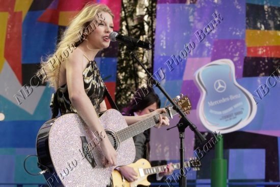 Taylor Swift — The Tonight Show With JayLeno (April 2009) — photo 7