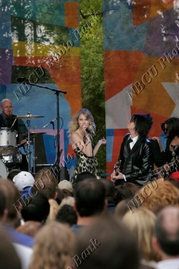 Taylor Swift — The Tonight Show With JayLeno (April 2009) — photo 8