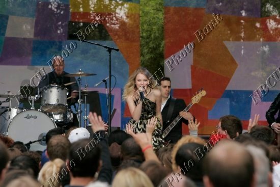 Taylor Swift — The Tonight Show With JayLeno (April 2009) — photo 9