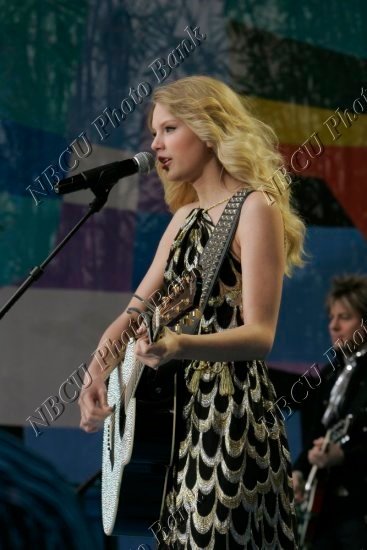 Taylor Swift — The Tonight Show With JayLeno (April 2009) — photo 10