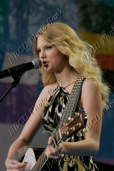 Taylor Swift — The Tonight Show With JayLeno (April 2009) — photo 11