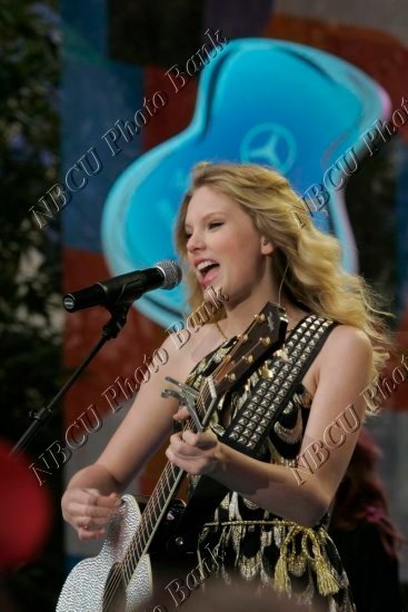 Taylor Swift — The Tonight Show With JayLeno (April 2009) — photo 13