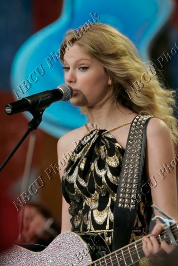 Taylor Swift — The Tonight Show With JayLeno (April 2009) — photo 14