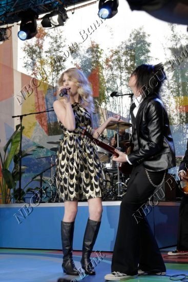 Taylor Swift — The Tonight Show With JayLeno (April 2009) — photo 19