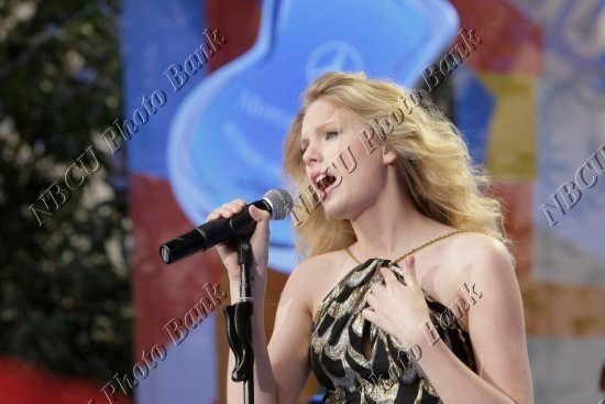 Taylor Swift — The Tonight Show With JayLeno (April 2009) — photo 21