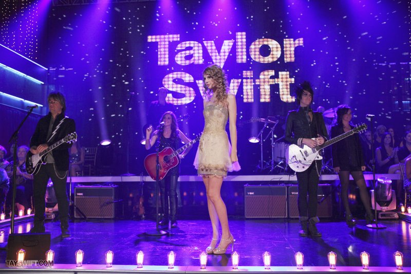Taylor Swift at Dancing With The Stars — photo 3