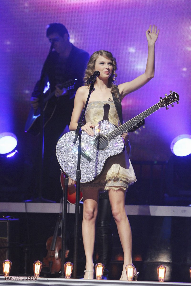 Taylor Swift at Dancing With The Stars — photo 7