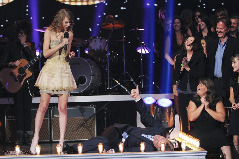 Taylor Swift at Dancing With The Stars — photo 10