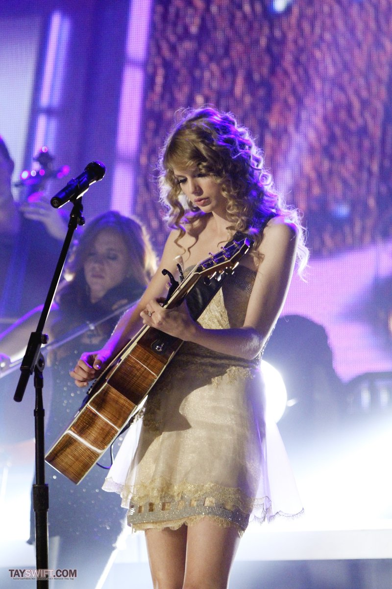 Taylor Swift at Dancing With The Stars — photo 13