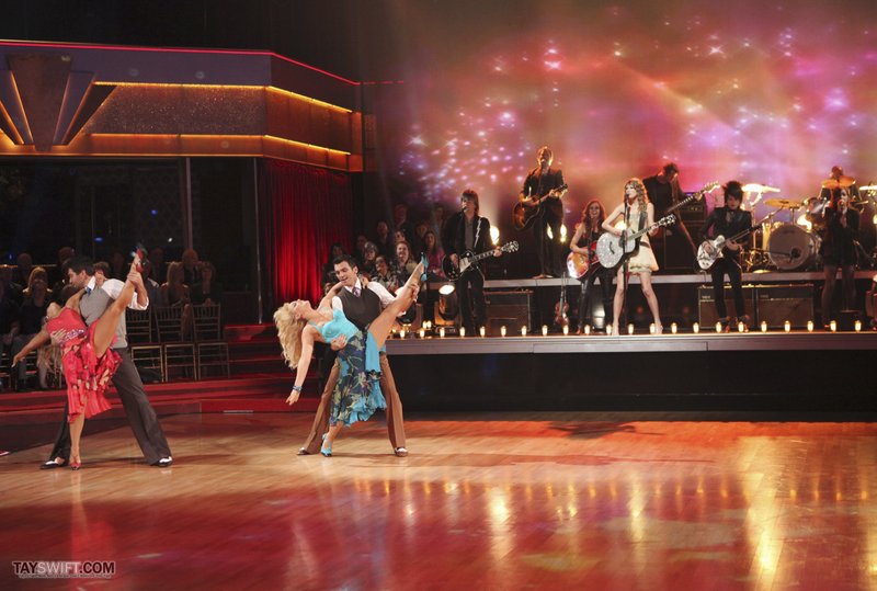 Taylor Swift at Dancing With The Stars — photo 14