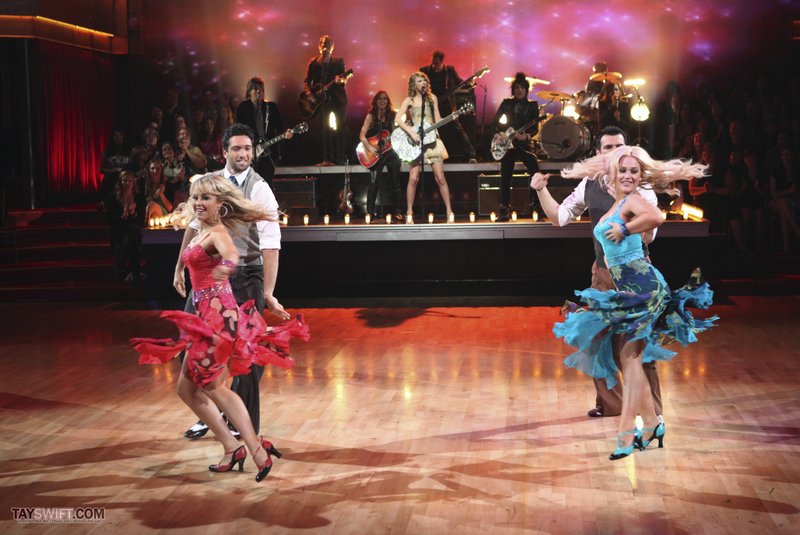 Taylor Swift at Dancing With The Stars — photo 15