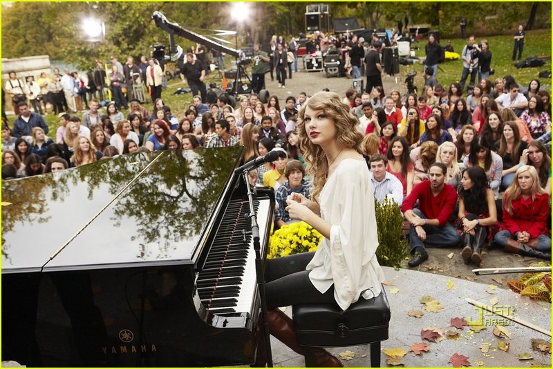 Taylor Swift at "Taylor Swift: Speak Now" Thanksgiving Concert Special — photo 3
