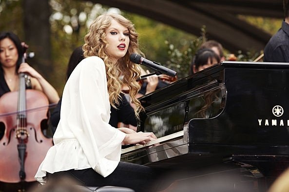 Taylor Swift at "Taylor Swift: Speak Now" Thanksgiving Concert Special — photo 6