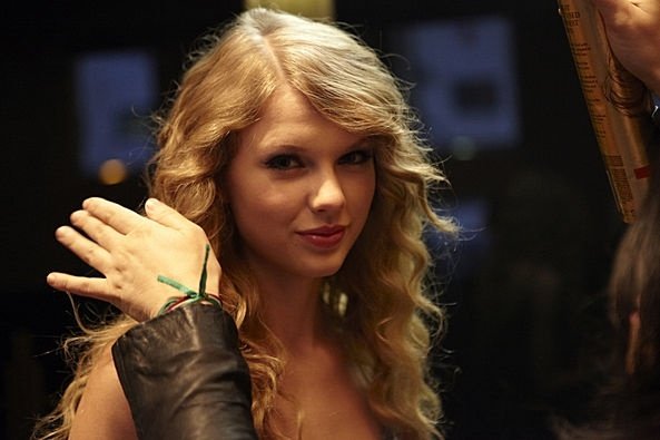 Taylor Swift at "Taylor Swift: Speak Now" Thanksgiving Concert Special — photo 8