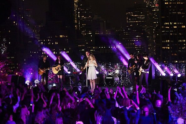 Taylor Swift at "Taylor Swift: Speak Now" Thanksgiving Concert Special — photo 14
