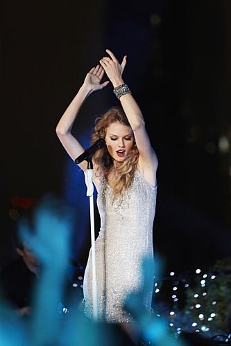 Taylor Swift at "Taylor Swift: Speak Now" Thanksgiving Concert Special — photo 15