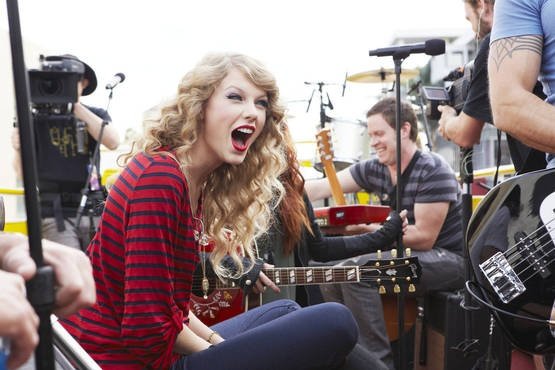 Taylor Swift at "Taylor Swift: Speak Now" Thanksgiving Concert Special — photo 20