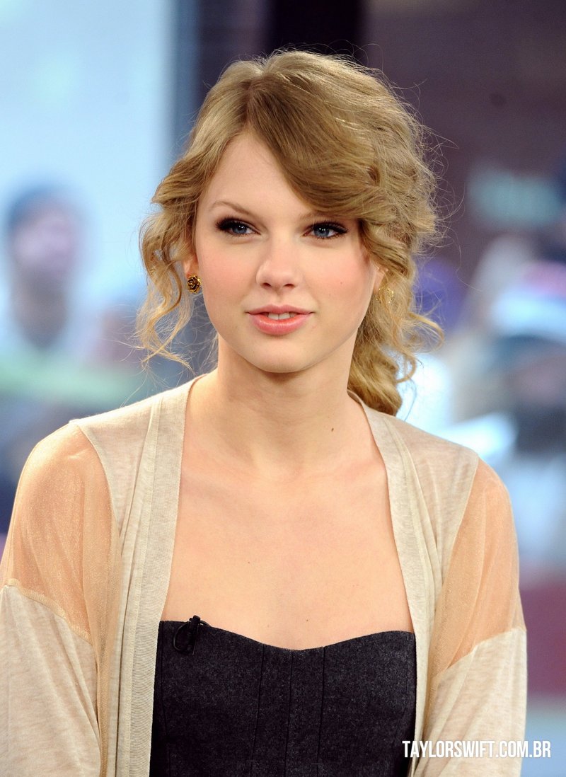 Taylor Swift at The Today Show - December 7 — photo 4