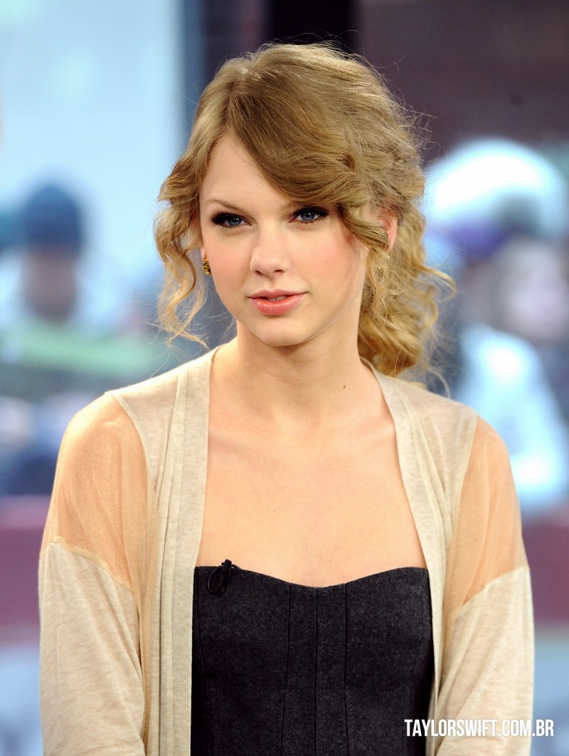Taylor Swift at The Today Show - December 7 — photo 7