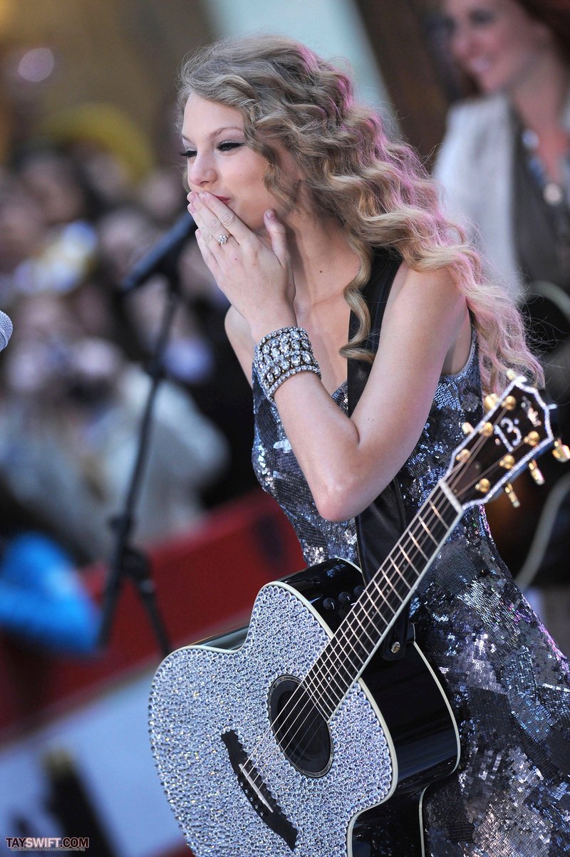 Taylor Swift at The Today Show — photo 32