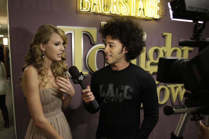 Taylor Swift at The Tonight Show With Jay Leno — photo 31