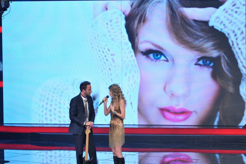 Taylor Swift at X Factor Italy — photo 11