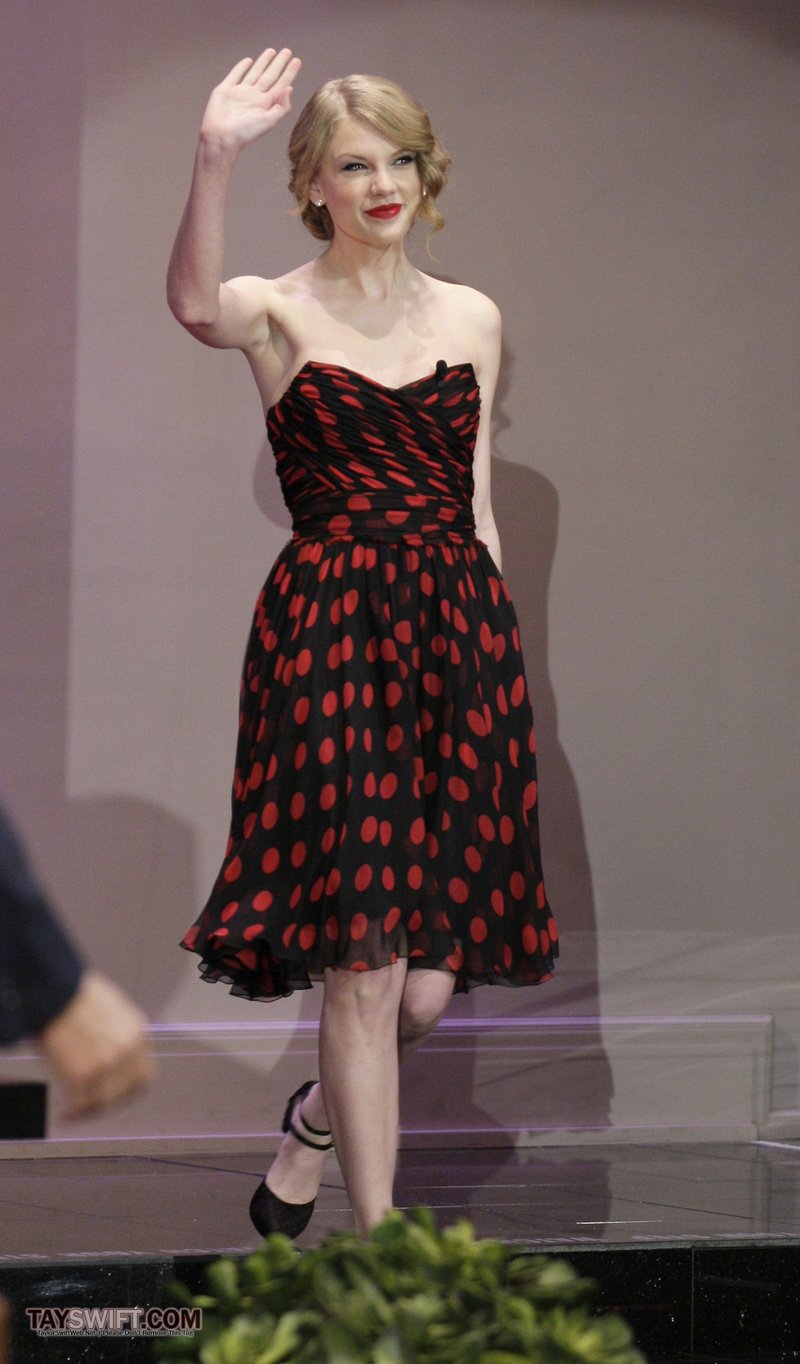 Taylor Swift at The Tonight Show With Jay Leno — photo 11