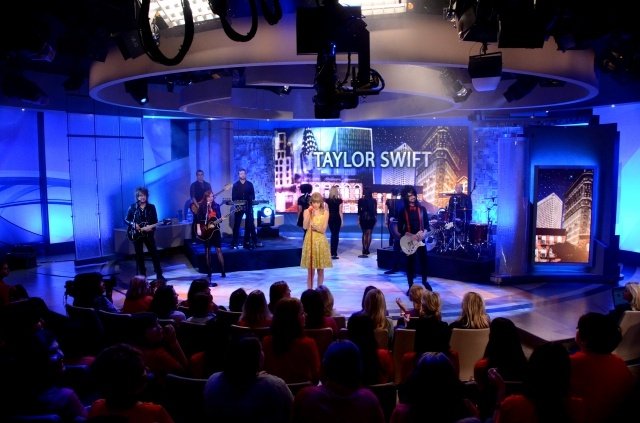 Taylor Swift at Katie — photo 8