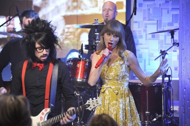 Taylor Swift at Katie — photo 11