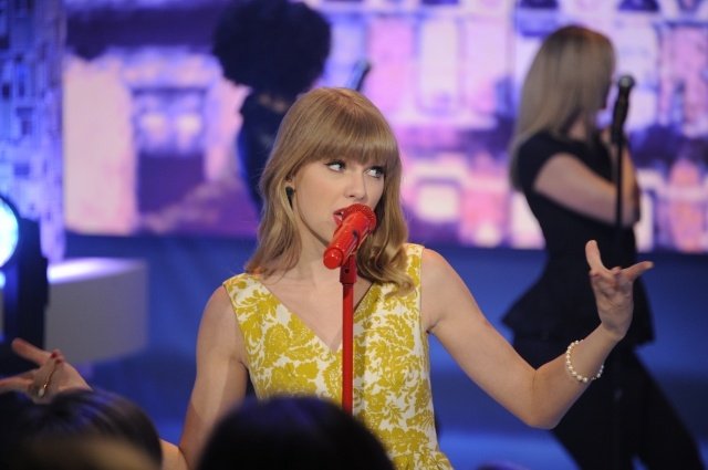 Taylor Swift at Katie — photo 12