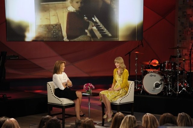 Taylor Swift at Katie — photo 13