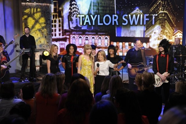 Taylor Swift at Katie — photo 15