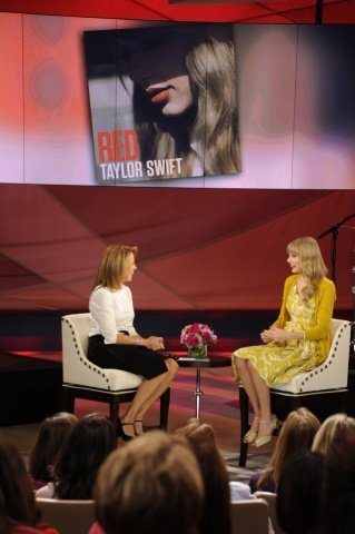 Taylor Swift at Katie — photo 17