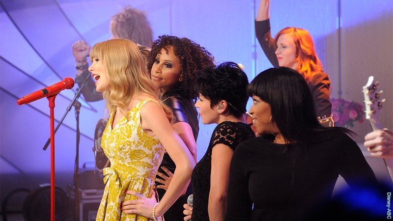 Taylor Swift at Katie — photo 29