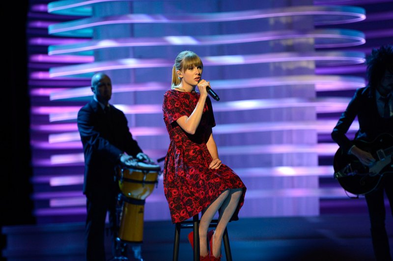Taylor Swift at Stand Up To Cancer Telethon — photo 3