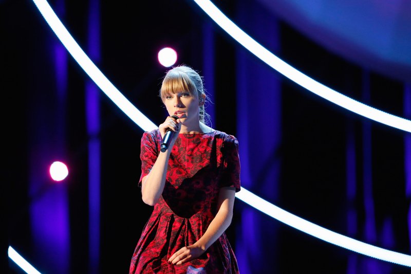 Taylor Swift at Stand Up To Cancer Telethon — photo 5