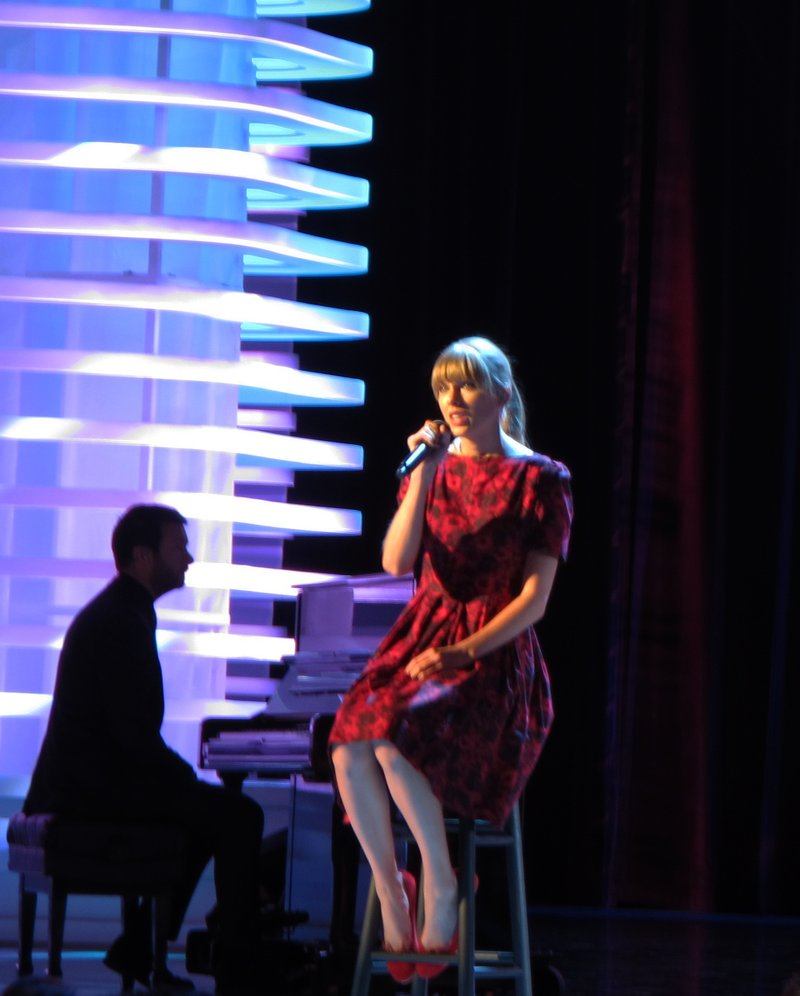 Taylor Swift at Stand Up To Cancer Telethon — photo 7