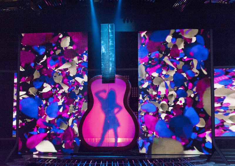 Taylor Swift at The X Factor UK — photo 9