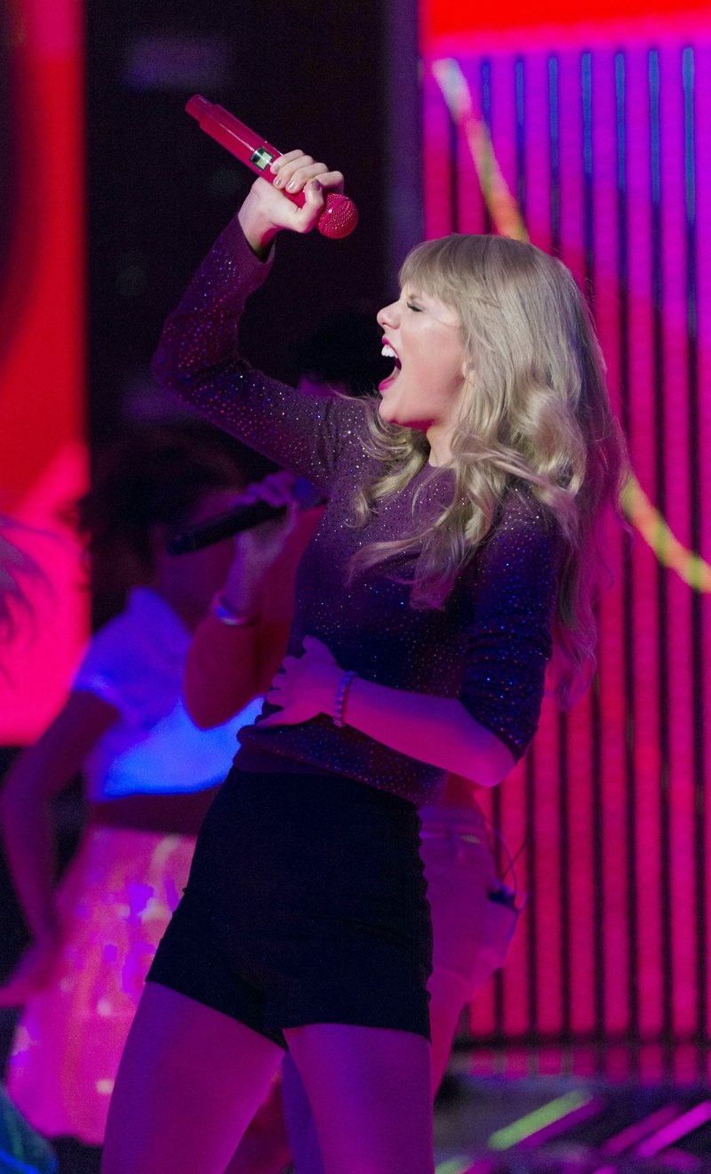 Taylor Swift at The X Factor UK — photo 11
