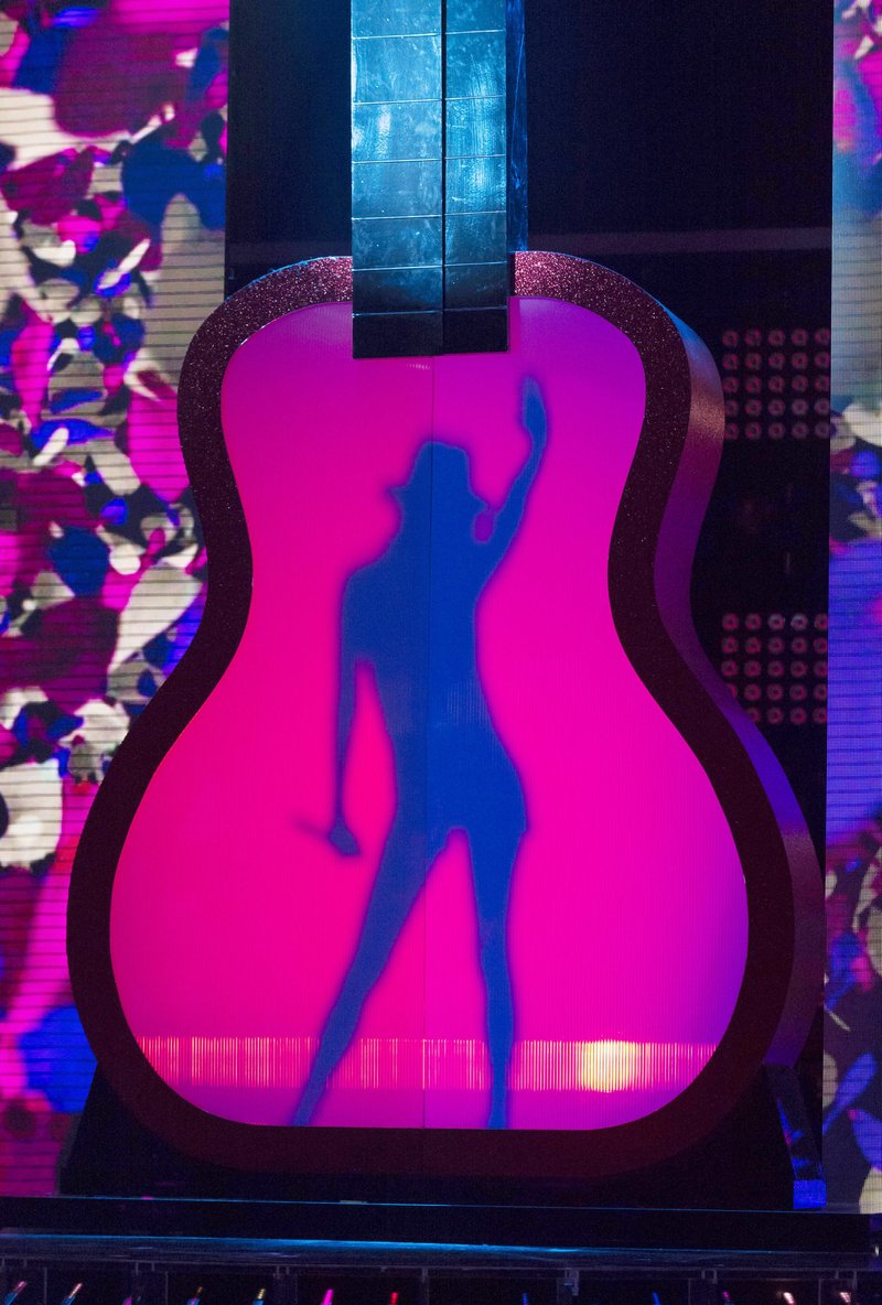 Taylor Swift at The X Factor UK — photo 30