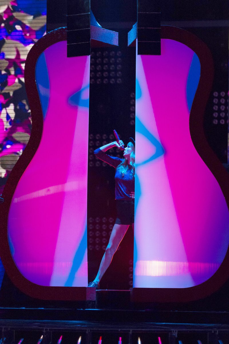 Taylor Swift at The X Factor UK — photo 31